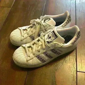 Women’s size 8 adidas superstars sneakers